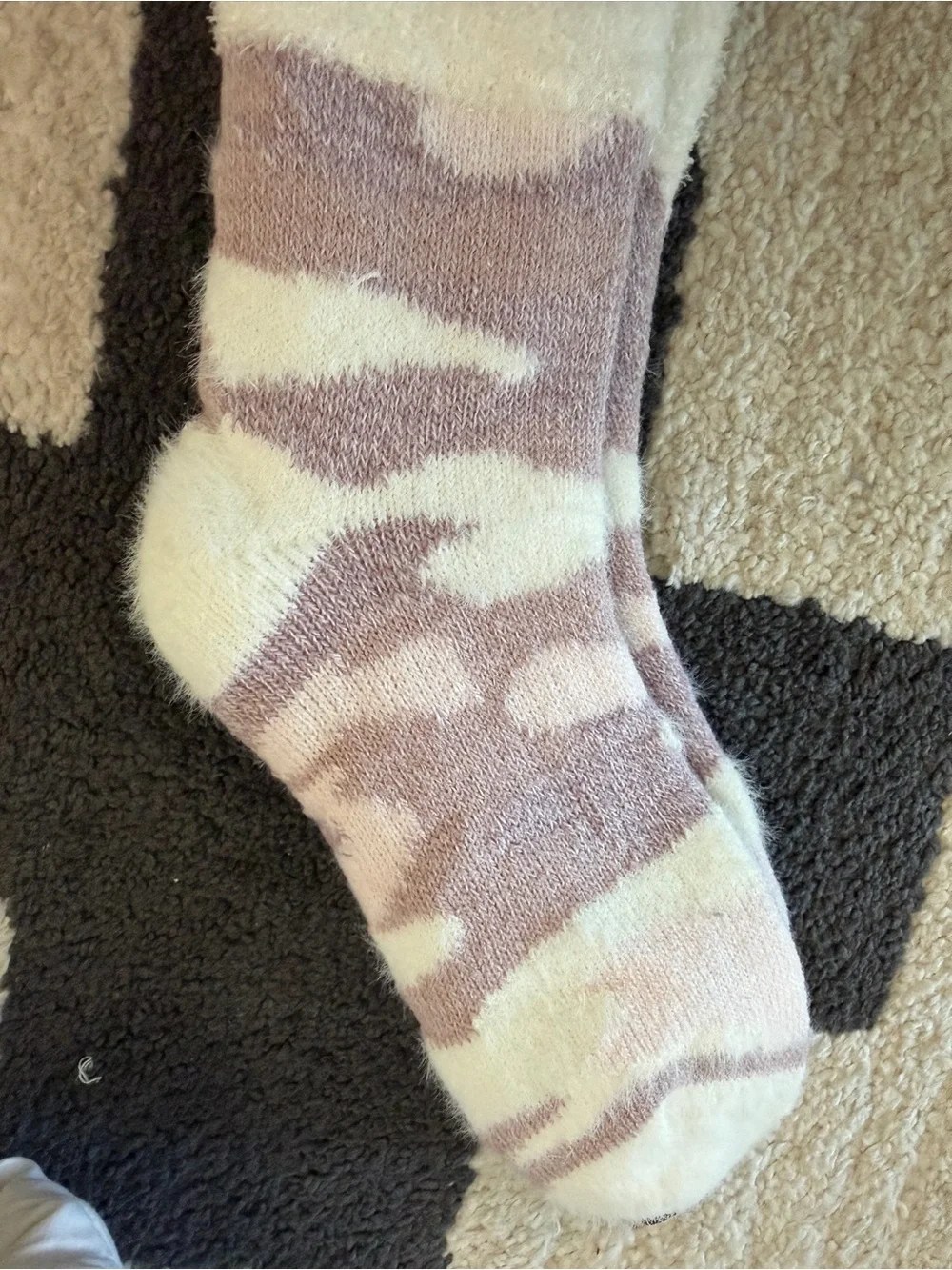 Magellan Outdoors Women's Cream & Pink Fuzzy Lodge Socks
